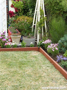 How to make timber garden edging | Ways with wood - Project 31
