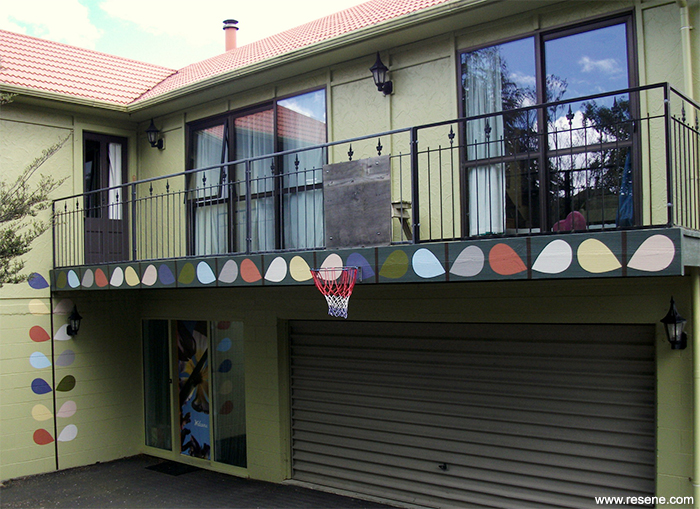 A frieze that integrates the deck on the first floor with the ground floor and entry