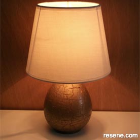 Paint an table lamp with crackle effect