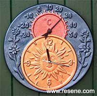 How to decorate an eye-catching terracotta clock