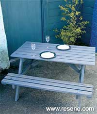 How to transform a kitset table ideal for the beach