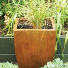 Paint an rust effect on your garden pot