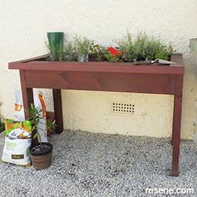 Build a potting bench for your garden