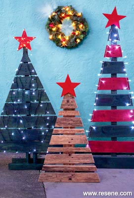 Make a christmas tree from an old pallet