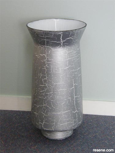 How to create a metallic vase