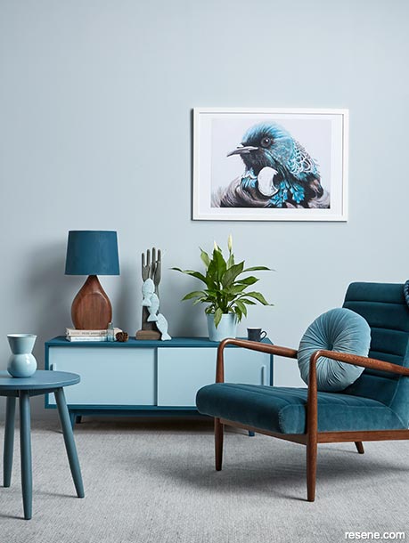 A blue lounge with a warm and inviting tonal look