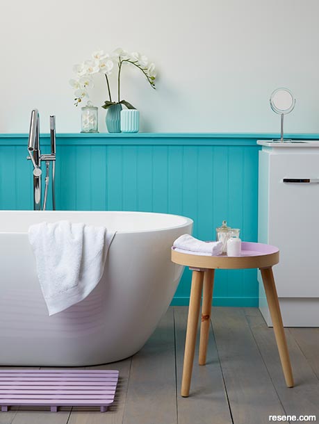  A pop of colour on the bathroom's tongue-and-groove panelling 