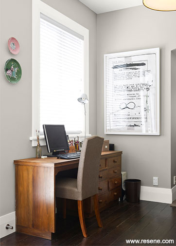 A hint of elegance in a small study space