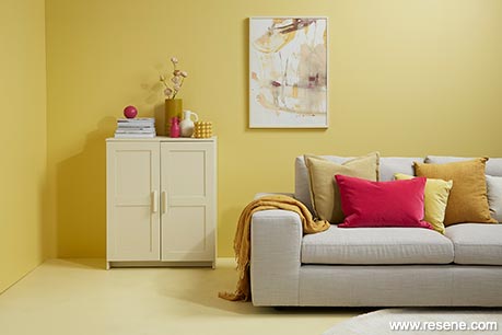 A mellow yellow lounge with pink accessories