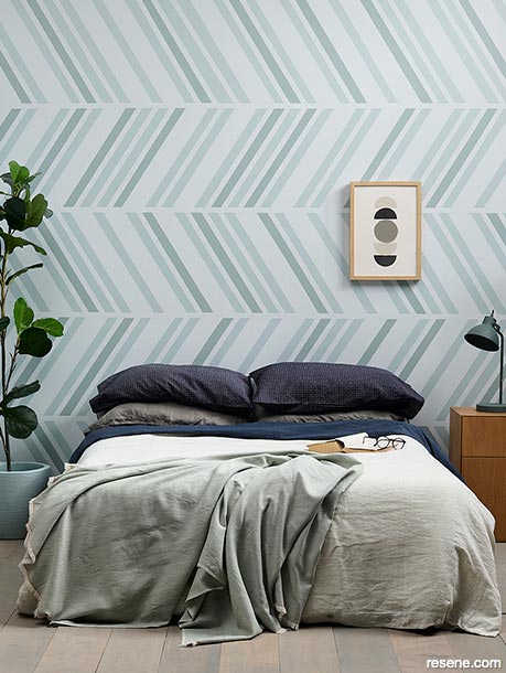 Painting dynamic patterns in your bedroom