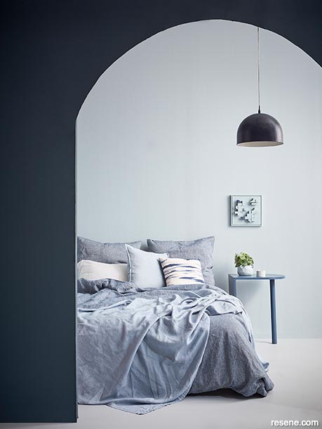 Cotrasting dark and pale blue tones in your bedroom