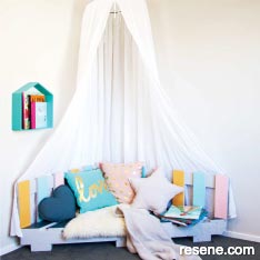 Make this reading nook from an old pallet