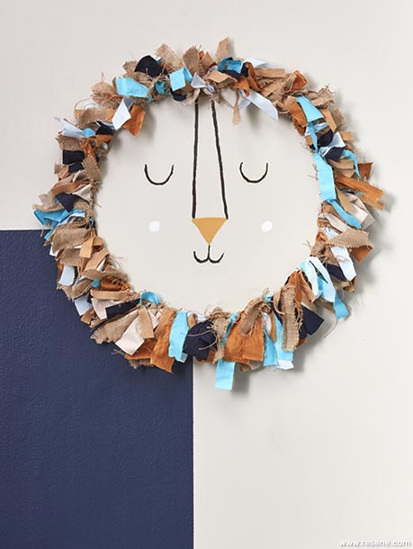 Make a lions head wall hanging