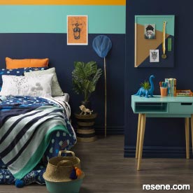 A jungle-themed bedroom