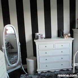 Black and white stripes in kid's bedroom