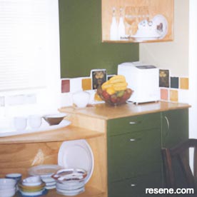 Green and neutral kitchen