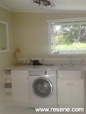 Neutral cottage laundry room