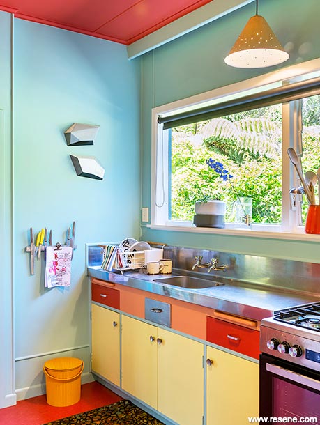 A kitchen with a Bauhaus-inspired colour palette