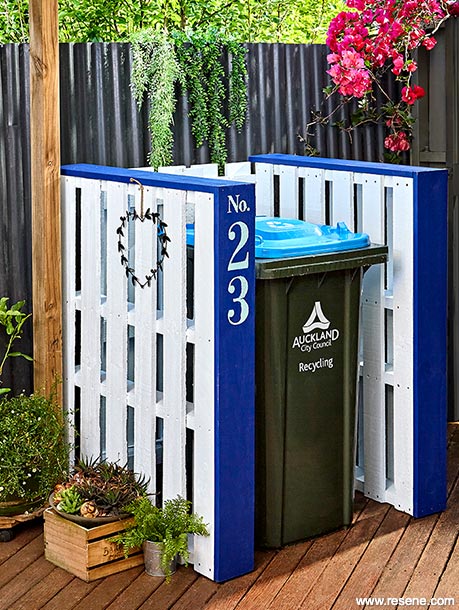 An easy pallet screen to hide rubbish bins
