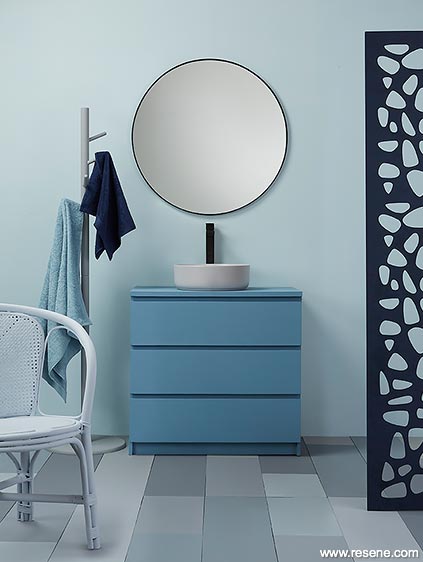 A balanced and harmonious bathroom in shades of blue