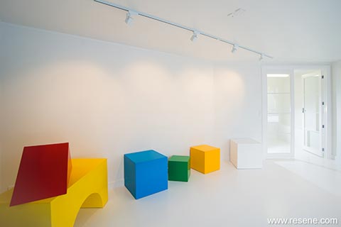 Bold coloured cubes are movable