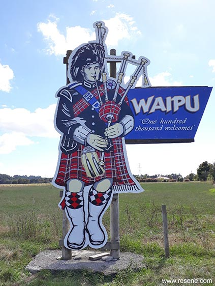 Waipu sign
