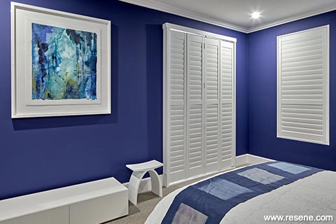 Galleria Sanctum - A bedroom in bright blue and white