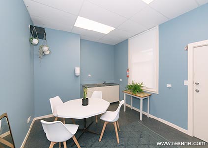 Meeting table with calming walls in blue