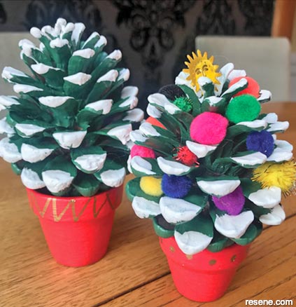 How to make pinecone Christmas trees