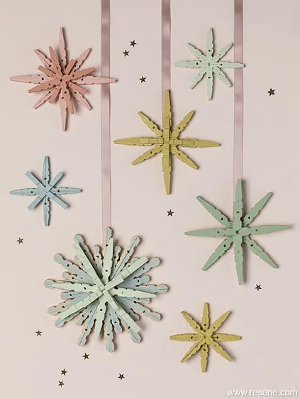 Make starry decorations from wooden pegs