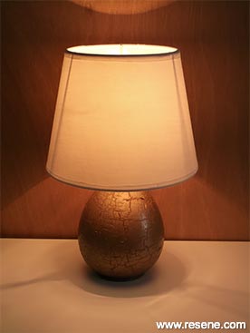 Paint a lamp with an crackle effect