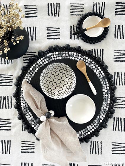 How to make black and white table setting